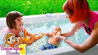 Bebek bakma oyunları Baby Born oyuncak bebek ve Dorian jakuzide banyo yapıyorlar