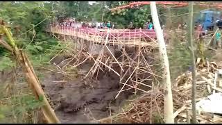 DETIK DETING JEMBATAN DI TERJANG BANJIR BANDANG