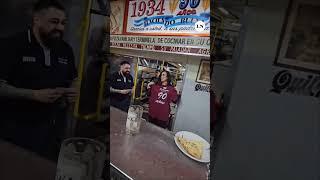 Victoria Villarruel visitó una reconocida pizzería se animó a cortar porciones y fue ovacionada