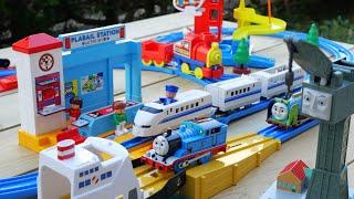 Rare 3 Plarails  Thomas and the big ship & Hello Kitty & ticket gate play