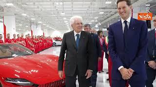 Mattarella a Maranello riceve una lampada fatta con gli scarti del motore Ferrari