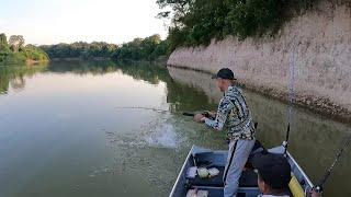 Pescando de todas las especies en el río L  el río con más caimanes en Colombia.