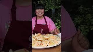 Xia Jie makes 3 pieces of food cakes at home and sells them outside. They are crisp and delicious.