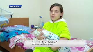 Молодая мама с ребенком просит о помощи