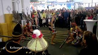 Nonton Tarian Bambu Suku Dayak di Jerman