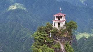 A 90-year-old man has been guarding a cliff house in Guizhou for more than ten years