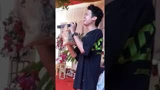 VIRAL Pria bersuara merdu menyanyikan lagu saat pernikahan orang buih jadi permadani -Rahman