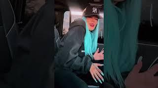 KAROL G canta FRIKI en su auto 