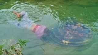 The girl dives into the water to catch clams and the unique freshwater pearls are very charming