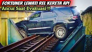 Lewati Rel Kereta Api Fortuner Ancur Saat Evakuasi 