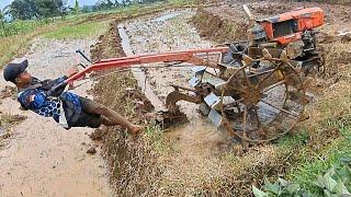 Manuver sambil ngebut saat joki muda mengoprasikan traktor sawah di lahan sempit.