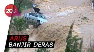 Dramatis Pengemudi Diselamatkan dari Mobil Terjebak Banjir