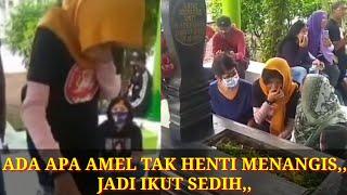 ADA APA? Amel Tak Henti Menangis Saat Nyekar Makam Nike Ardilla