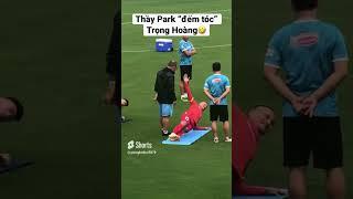 Thầy Park xoa đầu “đếm tóc” của trò cưng ngay trên sân #shorts