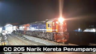 MENGGEGERKAN  DT CC 205 + CC 201 Narik KA Penumpang Rajabasa