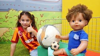 Suzi ve Baby Born Ali futbol oynuyor Çocuklar için eğlenceli oyunlar