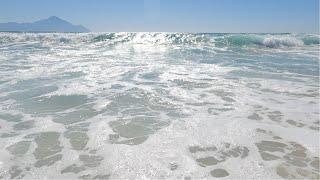Elképesztő hullámok a homokos tengerparton.