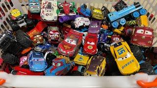 【lightning mcqueen toys collection】おもちゃのトミカカーズのライトニング・マックイーン、メーター、ドック、ブリック、はたらくくるま