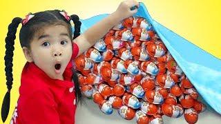 Suri Cooks & Plays with Kinder Surprise Eggs Food Toys