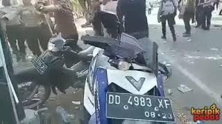 GOKIL PAS DIGEBUKIN GAK TAUNYA POLISI LAGI MENYAMAR JADI MAHASISWA