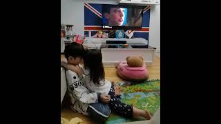 Anak Kecil Berciuman Ketika Melihat Tayangan Televisi Adegan Berciuman Ya Ampun