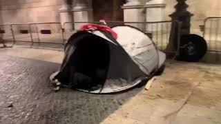 La Guardia Urbana desaloja la acampada del ocio nocturno de la plaza Sant Jaume
