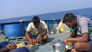 கடலில் பெரிய கெளுத்திமீனை சமைத்து விசைப்படகில் உணவுCATFISH COOKINGIN SEA OFTER EATING FISHOLDVIDEO