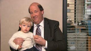 Kevin siente CELOS de Phillip  - The Office