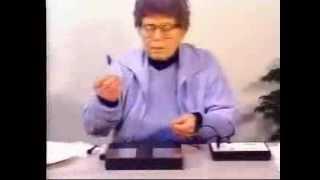 Hulda Clark demonstrates a Syncrometer