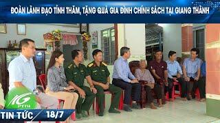 Đoàn lãnh đạo tỉnh thăm tặng quà gia đình chính sách tại Giang Thành I THKG
