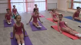 Learn the best class ballet beginner girls and stretch  Aula de alongamento para meninas inciantes