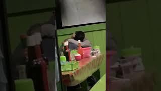 Dua Sejoli Ini Asik Bercumbu di Warung Mie Ayam