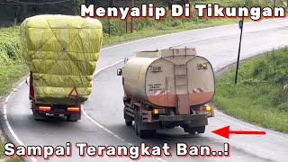 Truk Menyalip Di Tikungan Sampai Terangkat Ban..