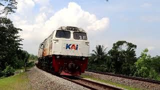 GE-CM20EMP Leads Empty Flat Car Train Speeding Across The Mountains  Java Railfanning