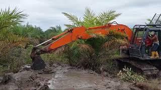 excavator buat jalan dan parit di kebun sawit