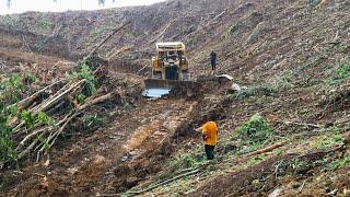 D6R-Bulldozer öffnet bei starkem Regen neue Straße für Anwohner