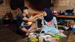 EMAK SENENG BANGET DIMASAKIN GORENGAN DARI SINGKONG  BAHAGIA HIDUP DI DESA  RAMADAN DI DESA