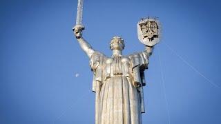 Трезубец вместо серпа и молота декоммунизация монумента Родина-мать в Киеве