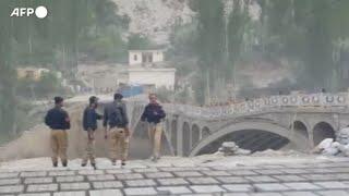 Il momento in cui un ponte viene spazzato via da unalluvione in Pakistan