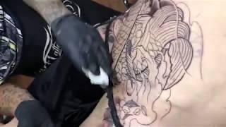 Wanita ini rela telanjang demi di tato dekat vaginanya