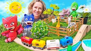 PJ Masks Spielzeuge auf Deutsch - Video für Kinder. Zugsafari mit den Pyjamahelden und Nicole