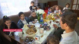 В ЭТОЙ СЕМЬЕ 14 ДЕТЕЙ Быт многодетных родителей  Самая большая семья в Беларуси