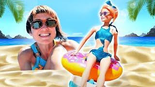 ️ Barbie y Maria tienen un día de SPA en la playa. Vídeos de muñecas para niñas. Ideas para jugar.