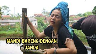 Mandi bareng dengan tetangga