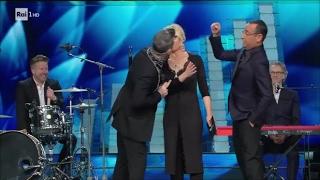 Sanremo 2017 - Robbie Williams bacia sulla bocca Maria De Filippi