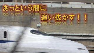 【ド迫力の並走バトル】超”高速走行中の横須賀線に余裕で勝つ新幹線