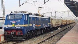 AKAM WAP-4 Hauls YNK-KCG Express  Hindupur  INDIAN RAILWAYS