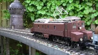 Märklin Spur 1 Schweizer Köfferli Elektrolokomotive mit Weinzug im Garten