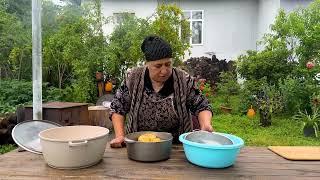 الصيف في القرية الريفية الجدة تطبخ كعكة المشمش الفريدة وسلطة الخضار