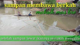 Sungai ini banyak ikannyaNangkul di sungai banyak dapat nila.